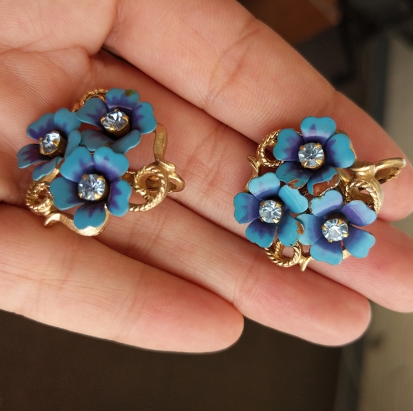 VTG. Avon Blue, Purple & Gold Tone & Blue RhinestoneFlower Clip On Earrings - Picture 10 of 13